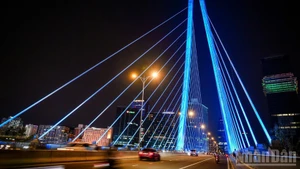 胡志明市夜幕降临时展现出的活力与现代风貌。（成达 摄）