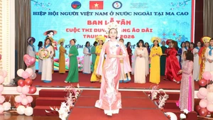 旅居中国澳门特别行政区越南人协会礼宾委员会在澳门举行题为“中年奥黛风采”的比赛与走秀活动。（图片来源：越通社）