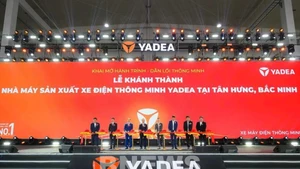 各位代表共同为位于北宁省新兴工业区的雅迪（YADEA）智能电动车制造厂落成剪彩。（图片来源：越通社）
