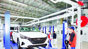 宁平省现代成工汽车工厂生产线。