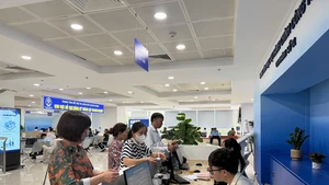 河内市公共行政服务中心工作人员协助民众办理行政手续。