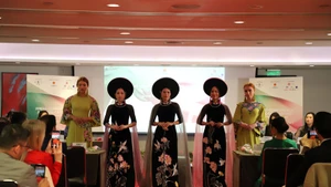 模特在“2026年奥黛时尚周”框架内展示设计师兰香设计的奥黛。