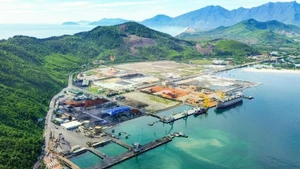 顺化投建可停泊万吨级船舶的云脚港6号码头。