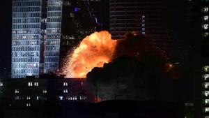2025年6月13日晚，伊朗导弹袭击特拉维夫一栋建筑。（图片来源：新华社）