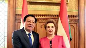 潘廷镯同志与匈牙利最高检察院代表举行会谈。（图片来源：越通社）