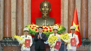 国家主席梁强向公安部领导授予晋升上将军衔决定。