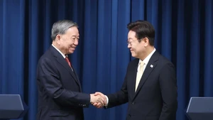 越共中央总书记苏林与韩国总统李在明共同会见记者。（图片来源：越通社）