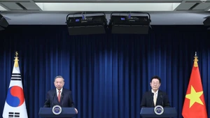 越共中央总书记苏林与韩国总统李在明共同会见记者。（图片来源：越通社）