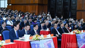 范明正总理出席越共清化省第二十次代表大会。
