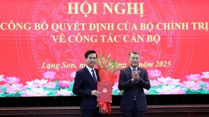 越共中央政治局委员、中央书记处书记、中央组织部部长黎明兴同志向黄国庆同志颁发任命决定。（图片来源：越通社）