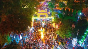 山西古城夜间步行街已成为特色鲜明、颇具吸引力的旅游产品，深受游客青睐。（琼芝 摄）