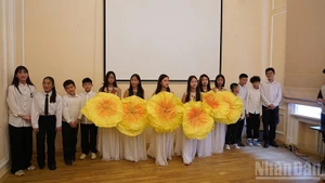 旅俄越南人子女在纪念活动上表演文艺节目。