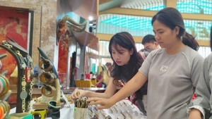 来自首都各传统手工艺村的众多工艺美术产品在“河内秋天之精华”展区展出。