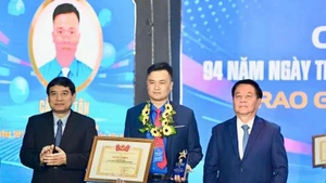 越共中央政治局委员、中央书记处书记、越南人民军总政治局主任阮重义大将与越南国会文化教育委员会主任阮德荣出席并为李自仲奖获奖者颁奖。