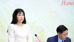 越南国会代表工作委员会副主任、国家选举委员会常务办公室副主任谢氏安发表讲话。（图片来源：越通社）