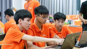 河南FPT学校学生通过应用数字技术软件进行课程实践操作。（图片来源：越通社）