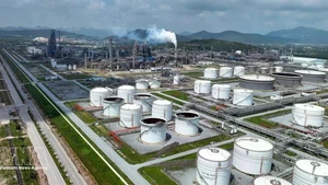 宜山炼油厂燃料储罐区位于清化省宜山经济区内。（图片来源：越通社）