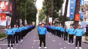 第80-NQ/TW号决议高度重视在培养全面发展越南人过程中青年一代的作用。（图片来源：越通社）