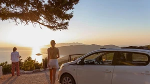 “公路自驾游”使游客能够自主掌控行程，尽享完整的旅行体验。（图片来源：Booking.com）