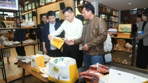 OCOP 产品正在西湖旅游区的 OCOP 产品展示与推广中心进行展示与销售。