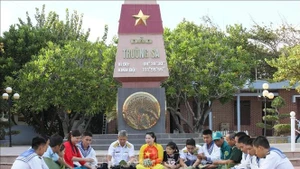 长沙特区的官兵在春节即将到来之际一起包粽子。（图片来源：越通社）