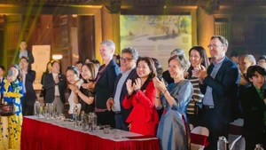 波兰驻越南大使乔安娜·斯科切克身穿越南奥黛参与一场文化活动。（图片来源：越通社）