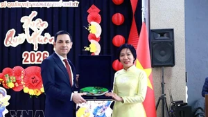 越南驻土耳其大使邓氏秋河向伊斯坦布尔市副市长Mehmet Sülün赠送纪念品。（图片来源：越通社）