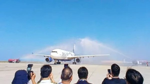 飞机降落在金兰国际机场时，受到了水门礼欢迎。