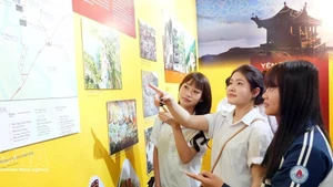 学生们参观“介绍世界文化遗产安子—永严—昆山劫泊遗迹名胜群”专题展。