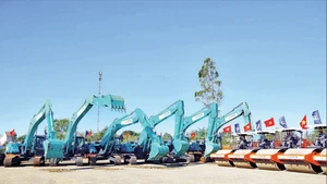 全力调动机械设备 加快推进归仁—波来古高速公路项目进度。