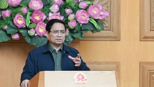 范明正总理在会议上发表讲话。