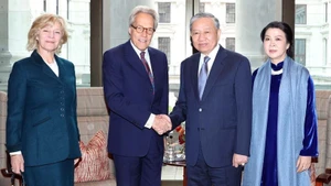 越共中央总书记苏林及夫人会见英国王室里士满公爵及夫人 。(图片来源:越通社)