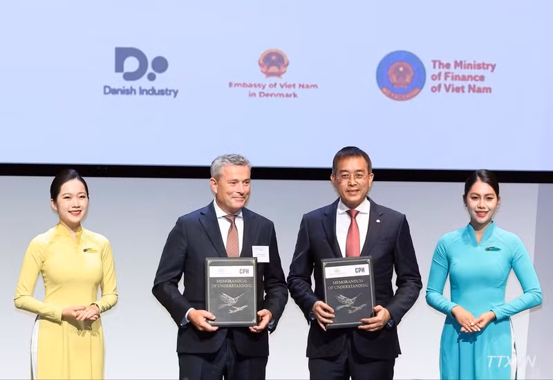 两国企业交换合作文件。