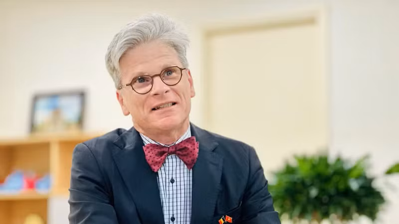 比利时驻越南大使彼得·伦克内赫特接受越通社记者采访。（图片来源：越通社）