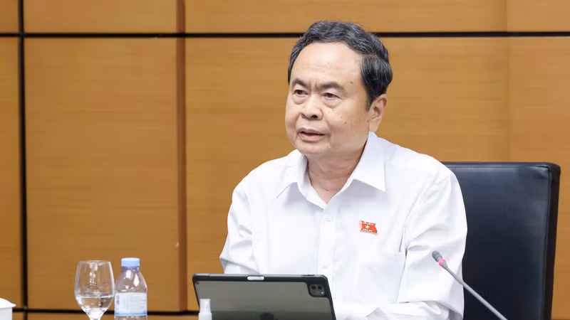 国会主席陈青敏在分组讨论时讲话。（图片来源：越通社）