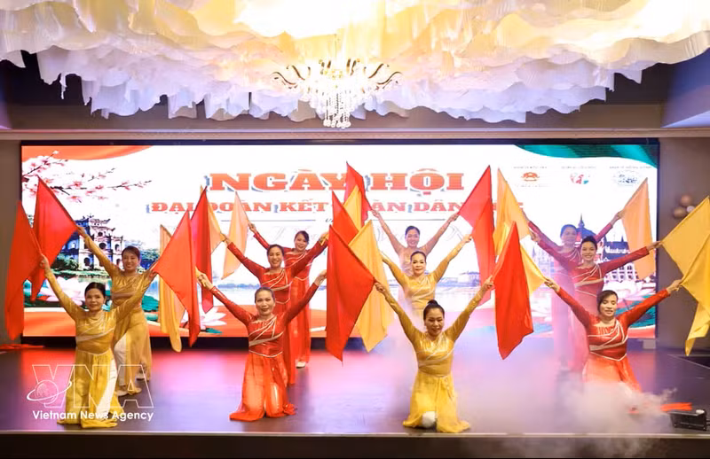 庆祝首届全民大团结日的文艺表演节目。（图片来源：越通社）