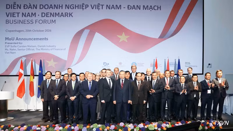 苏林中央总书记、国家主席和腓特烈十世国王与两国企业代表合影。（图片来源：越通社）