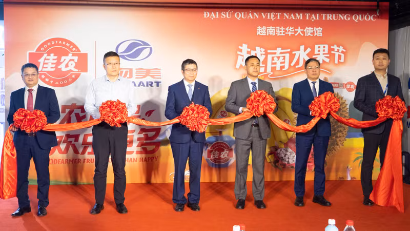 范清平大使出席越南商品中国日暨越南水果节剪裁仪式。