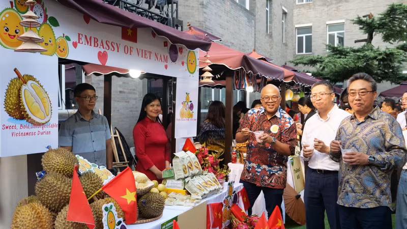 范清平大使和中国-东盟中心秘书长史忠俊参观越南展位。