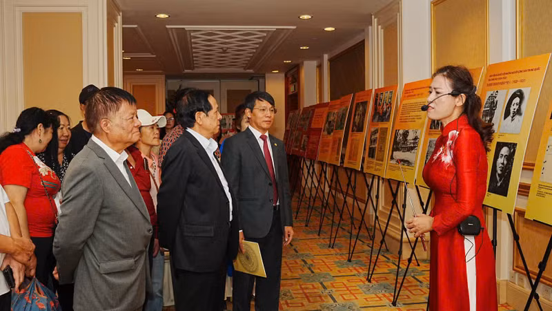 各位代表参观“胡志明主席与中国——友谊之旅，薪火永续”展览。（组委会供图）