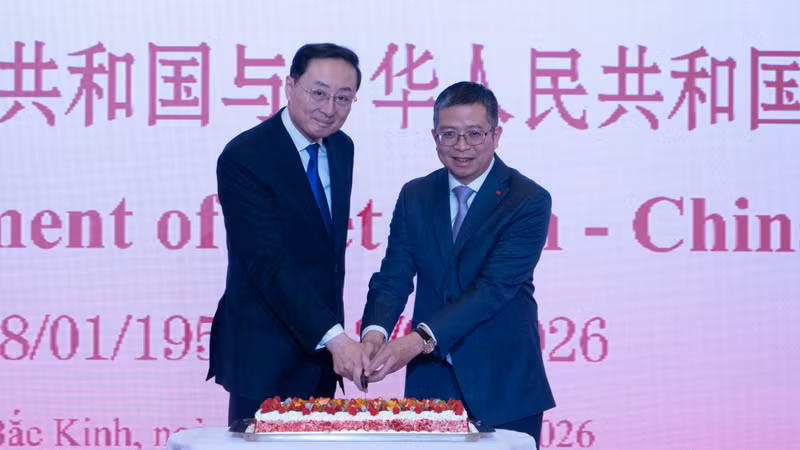 孙卫东副部长和范清平大使切蛋糕。