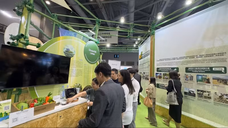 越南展位吸引很多观众朋友前来参观和购买。（越南农业与环境部旗下农业贸易促进中心供图）