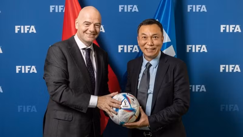 国际足球联合会主席詹尼·因凡蒂诺和越南足球协会主席陈国俊。（图片来源：越南足协）