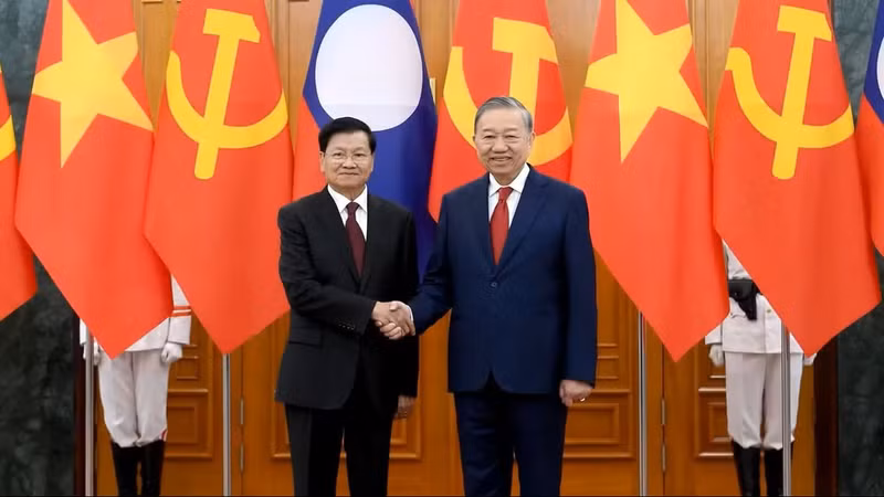 2026年1月26日，越共中央总书记苏林和老挝人民革命党中央委员会总书记、国家主席通伦·西苏里在党中央总部合影。（登科 摄）