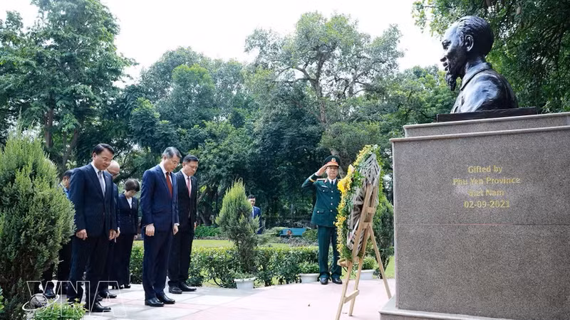 黎明兴总理向设在新德里的胡志明主席雕像上香和敬献花圈。（图片来源：越通社）