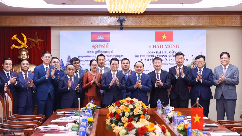 双方代表合影留念。（政府监察总署官网）