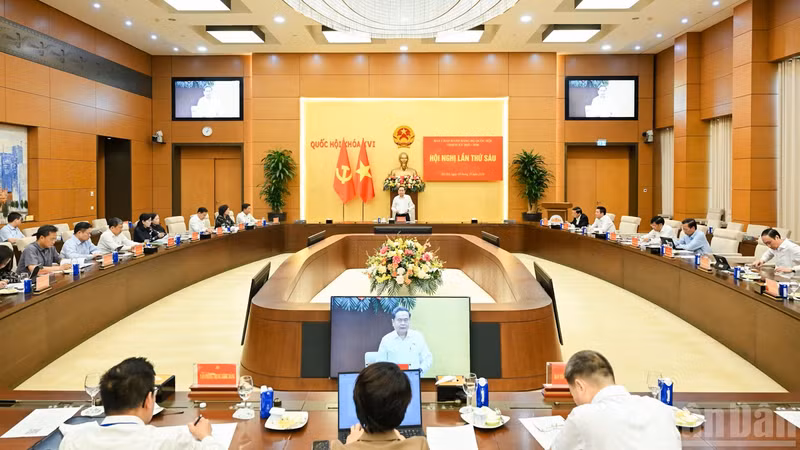 越共中央政治局委员、国会党委书记、国会主席陈青敏主持召开2025—2030年任期国会党委第六次执委会会议。（维灵 摄）