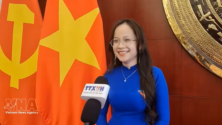 清华大学越南留学生黎月琼接受越通社驻北京记者的采访。（图片来源：越通社）