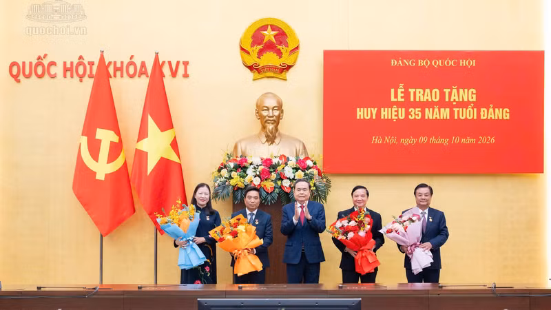 国会主席陈青敏出席35年党龄纪念章颁发仪式。（图片来源：国会新闻网）
