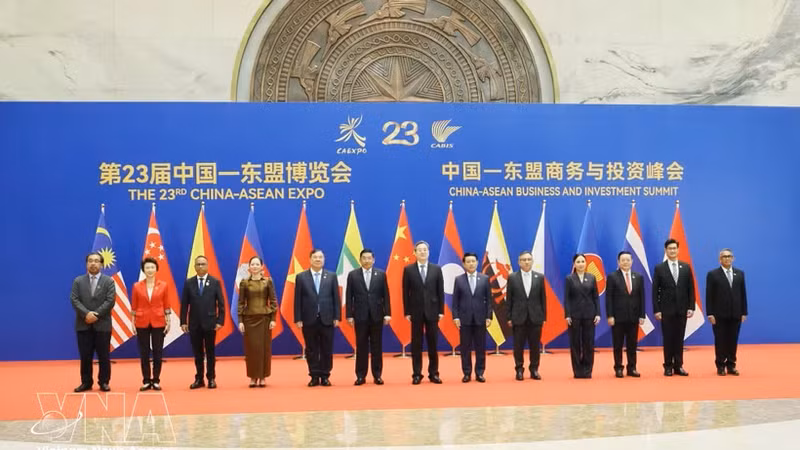 第23届中国—东盟博览会的东盟各国与中国领导人。（图片来源：越通社）